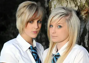 Цвет волос блондинок стал причиной их отстранения от занятий