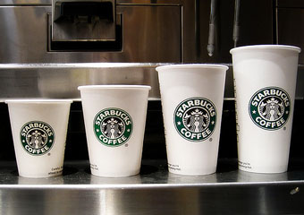  Starbucks увольняет 6700 сотрудников 