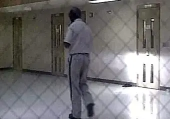 Дилер торговал наркотиками в туалете полицейского участка