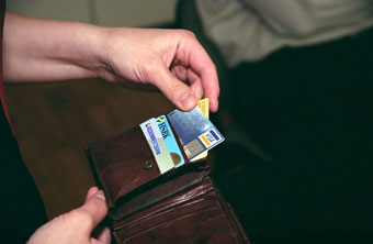 Налоговик сливал мошенникам информацию о платежных карточках 