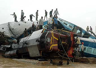 В Индии при крушении поезда погибли 15 человек
