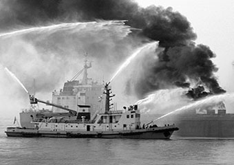 Спасатели ликвидируют пожар на панамском судне