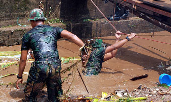 Жертвами прорыва плотины в Индонезии стал 91 человек 