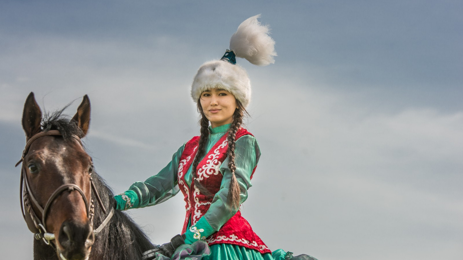 Русские казахский видео. Казахские красавицы. Казахский национальный костюм женский. Казашка в национальном костюме. Традиционная казахская одежда.