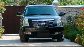 Cadillac Escalade третьего поколения - еще один аналог Land Cruiser в смокинге