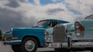 Разные миры: дорожное испытание классических Mercedes-Benz 230S и ГАЗ-21