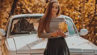 Девушка с байдарками и “Волга“ с розовым мотором