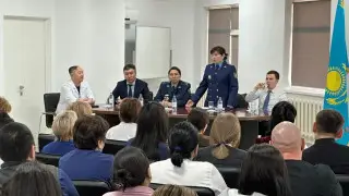 Нашақорлық, есірткі жасырушылардың қысқа "карьерасы" және дәрігерлердің қауіпсіздігі: елордада түсіндіру кездесуі өтті