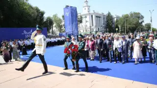 Алматыда 5000-нан аса адам Абай әндерін шырқап, ескерткішіне гүл қойды