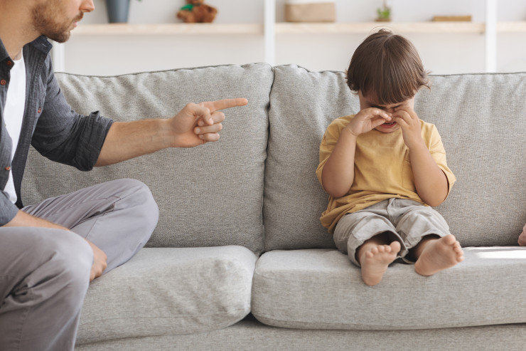 Почему родители бьют своих детей: причины и последствия