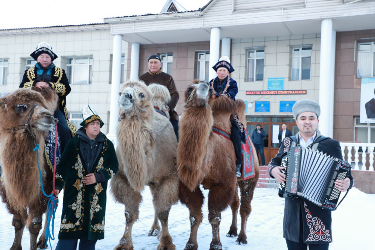 В Талдыкоргане местные жители приехали на избирательный участок верхом на верблюдах