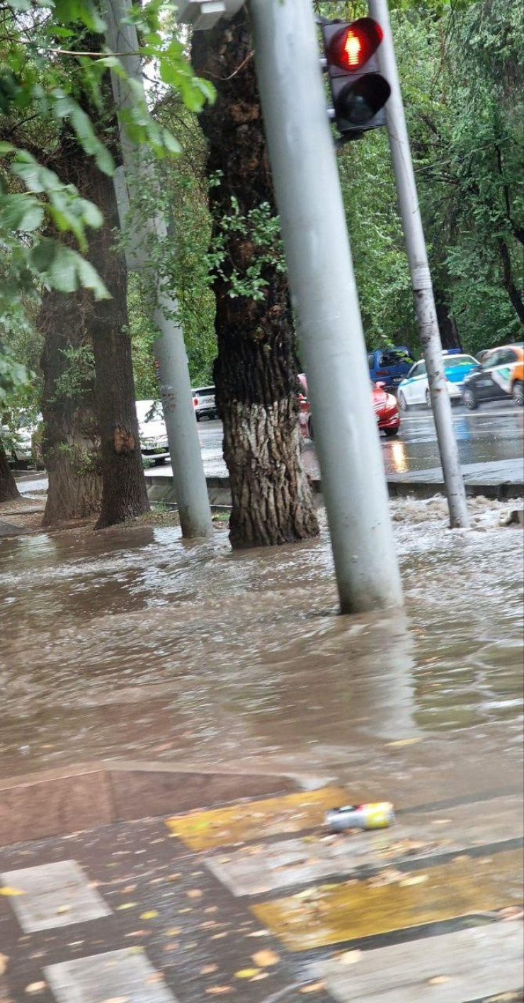 Алматинцы делятся фото и видео затопленных улиц после ливня: 12 августа  2023 17:58 - новости на Tengrinews.kz