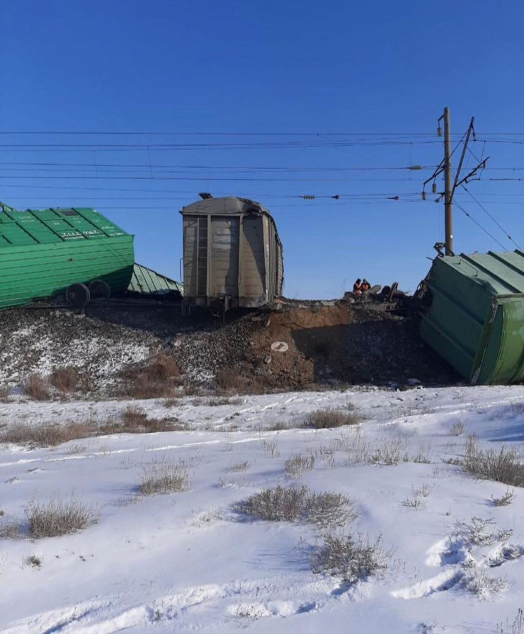 12 вагонов поезда сошли с рельсов в Карагандинской области