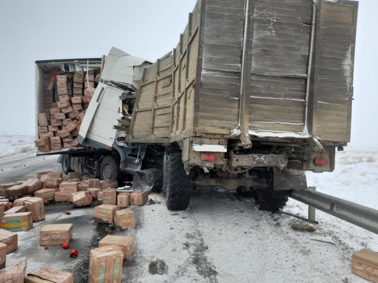 Фуры столкнулись на трассе Самара - Шымкент: погибли два человека