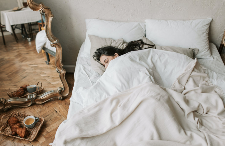 Почему человек вздрагивает во сне: причины и механизмы
