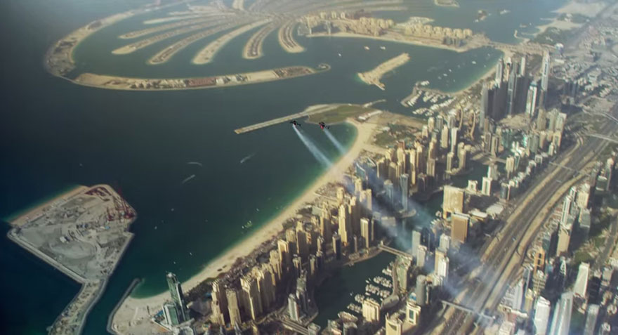 Полёты на реактивных ранцах над Дубаем (видео) | MAXIM